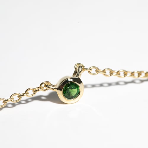 Silberne minimalistische Kette mit einem Tsavorit Granat Glosie