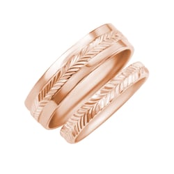 Untraditionelle goldene Trauringe mit Gravur Jennifer