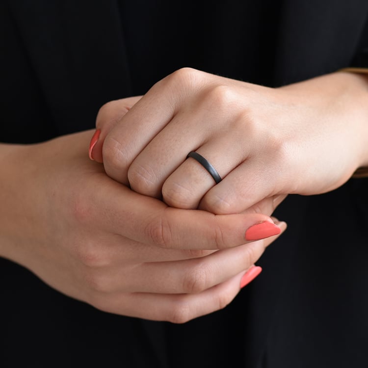 Goldene Trauringe mit schwarzemRuthenium auf dem Finger 58685