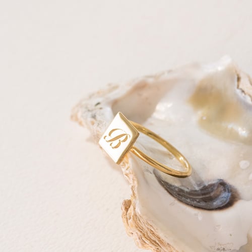 Ring mit Quadrat zum Gravieren eines Buchstabens Leal