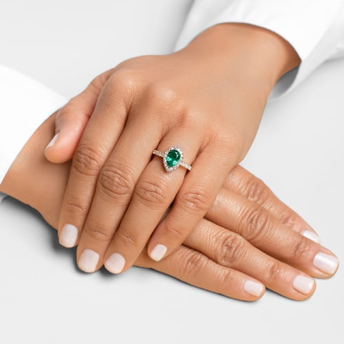 Goldener Ring mit Lab Grown Smaragd in Tropfenform und Diamanten Mason