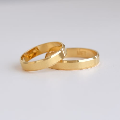 Goldene Trauringe mit abgeschrägten Kanten und unkonventioneller Oberfläche Roel