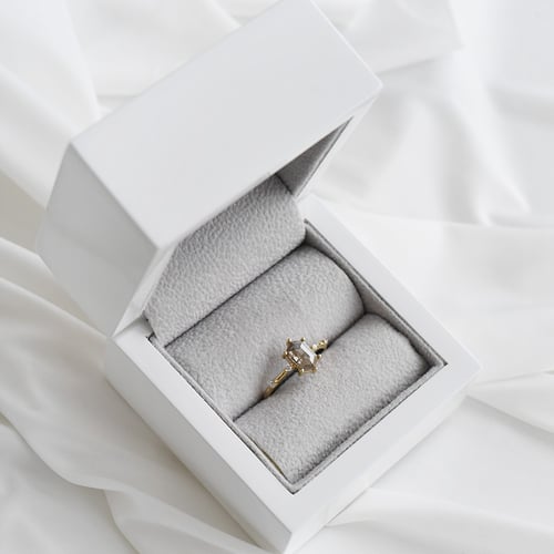 Ring mit Hexagon Salt and Pepper Diamant Justine