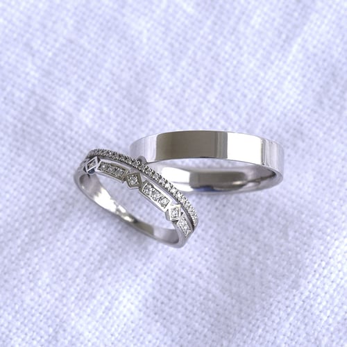 Eheringe aus Eternity-Ring mit Lab Grown Diamanten und einem breiten flachen Ring Ward