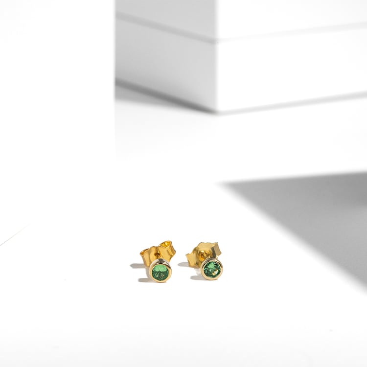 Minimalistische Ohrstecker mit Tsavorit Granaten in Bezelfassung Tofine 123310