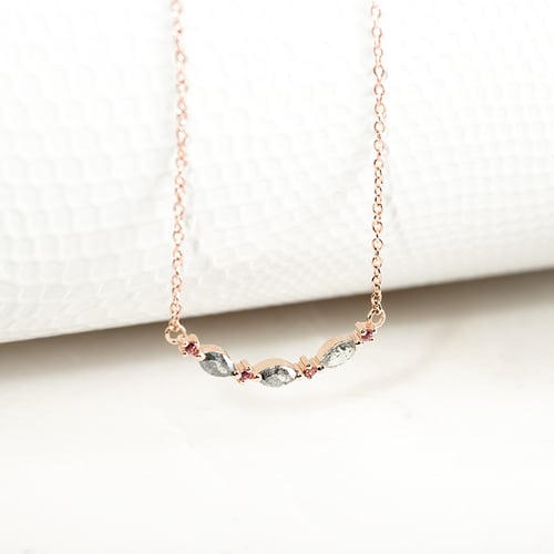Halskette mit Salt and Pepper Diamanten in Marquise Form und Turmalinen Milli