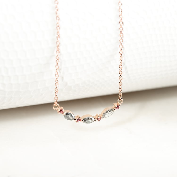 Halskette mit Salt and Pepper Diamanten in Marquise Form und Turmalinen Milli 132094