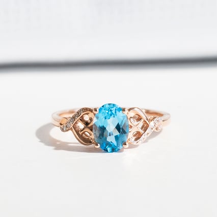 Goldring mit Blautopas und Diamanten Alanyse