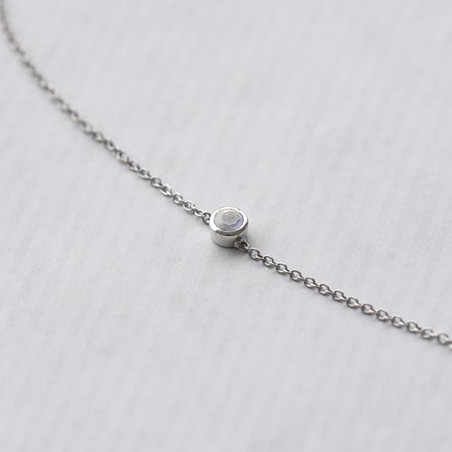 Silbernes minimalistisches Armband mit Mondstein Bonato