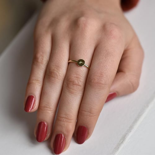 Goldring mit Gravur eines Buchstabens Babire