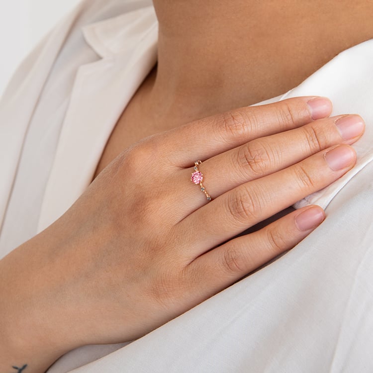 Ring mit einem rosa Lab Grown Diamanten und seitlichen Salt and Pepper Diamanten Imelda 121211