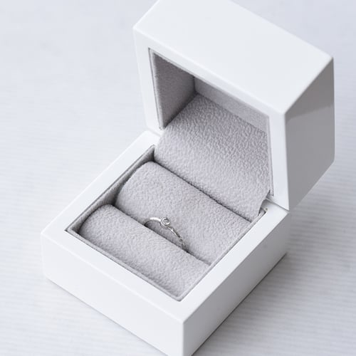 Minimalistischer Ring mit einem Diamanten Emilien