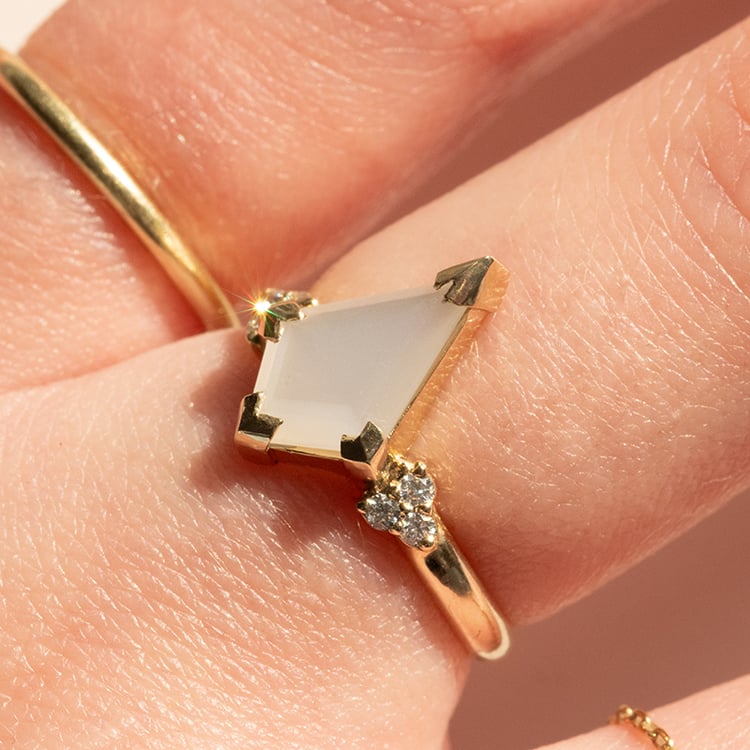 Ring mit einem milchigen Mondstein Kettil 137457