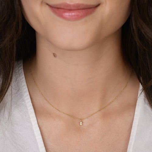 Minimalistischer Anhänger aus Gold mit einem Lab Grown Diamanten in Emerald-Form Lias