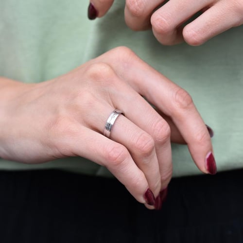 Goldene Eheringe mit Diamanten Toon
