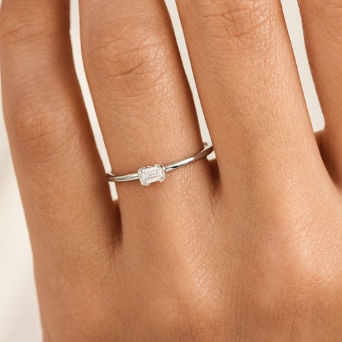 Minimalistischer Ring aus Silber mit einem Lab Grown Diamanten in Emerald-Form Henrik