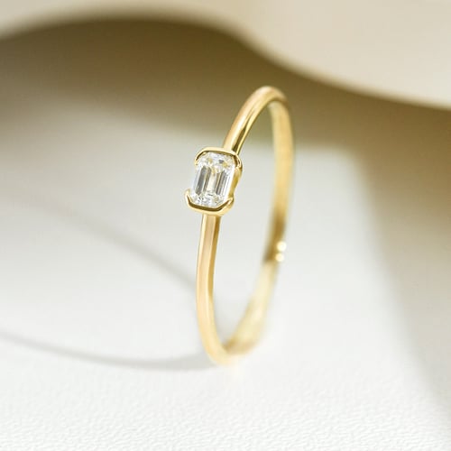 Minimalistischer Ring aus Silber mit einem Lab Grown Diamanten in Emerald-Form Henrik
