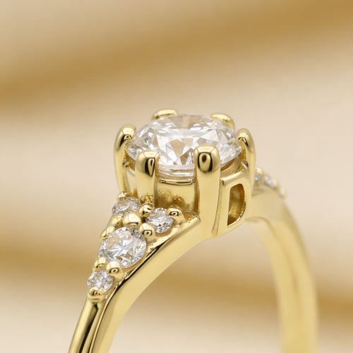 Verlobungsring mit Buchstaben und Diamanten Diana