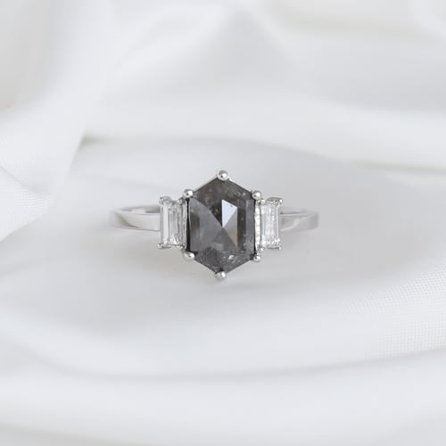 Ring mit Salt and Pepper Diamant und Saphiren Nadiia
