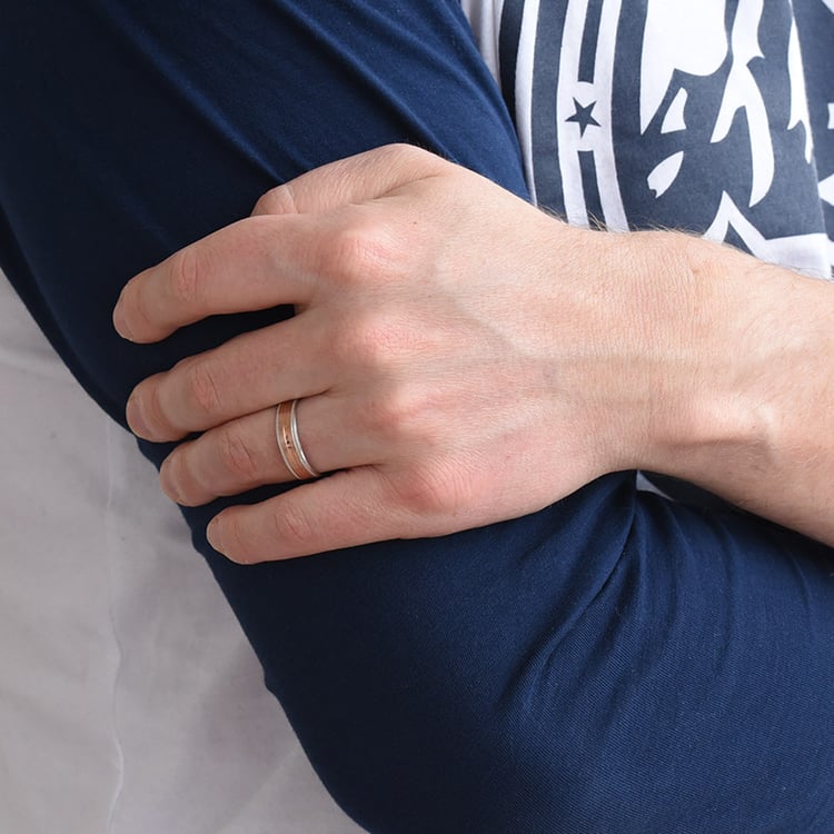 Zarte Eheringe mit einem Diamanten Cupid 76989