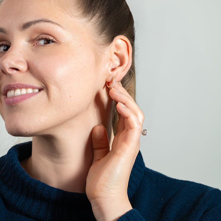 Silberne runde Pavé-Ohrringe mit weißen Topasen Shaviv 149438