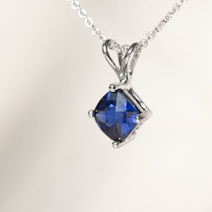 Goldanhänger mit Saphir in Kissenform Rafyna