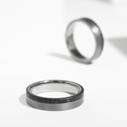 Ehering für Herren aus Tantal mit Carbon Brett