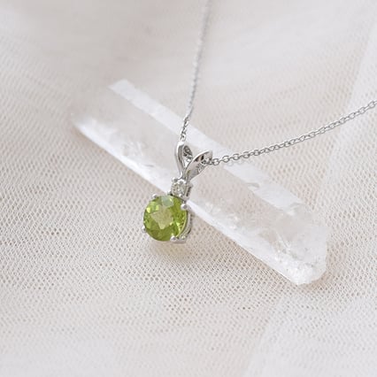 Goldanhänger mit Olivin und Diamanten Emolyna