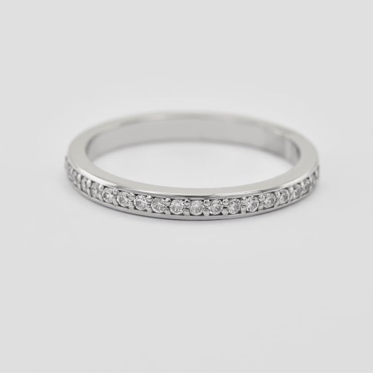 Eheringe aus Eternity-Ring mit Lab Grown Diamanten und einem breiten halbrunden Ring Zyte 102016