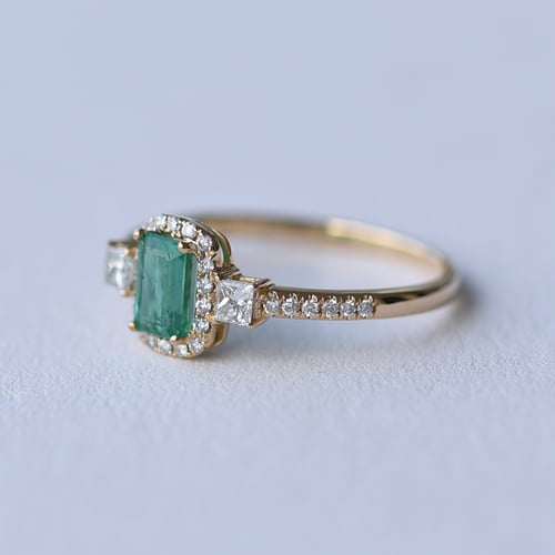 Goldener Verlobungsring mit Smaragd und Diamanten Dery