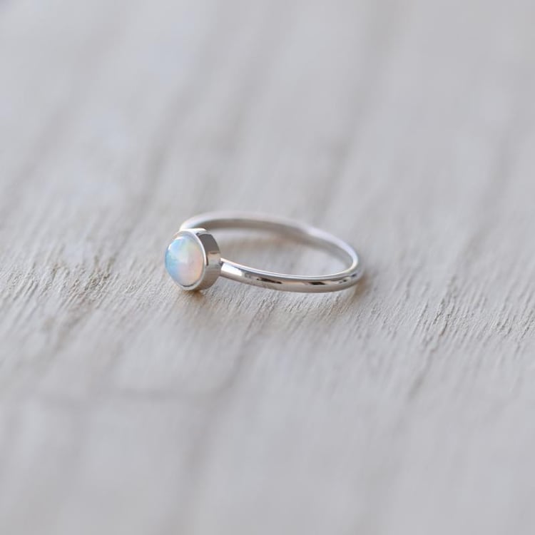 Minimalistischer Goldring mit weißem Opal Stowy 52391