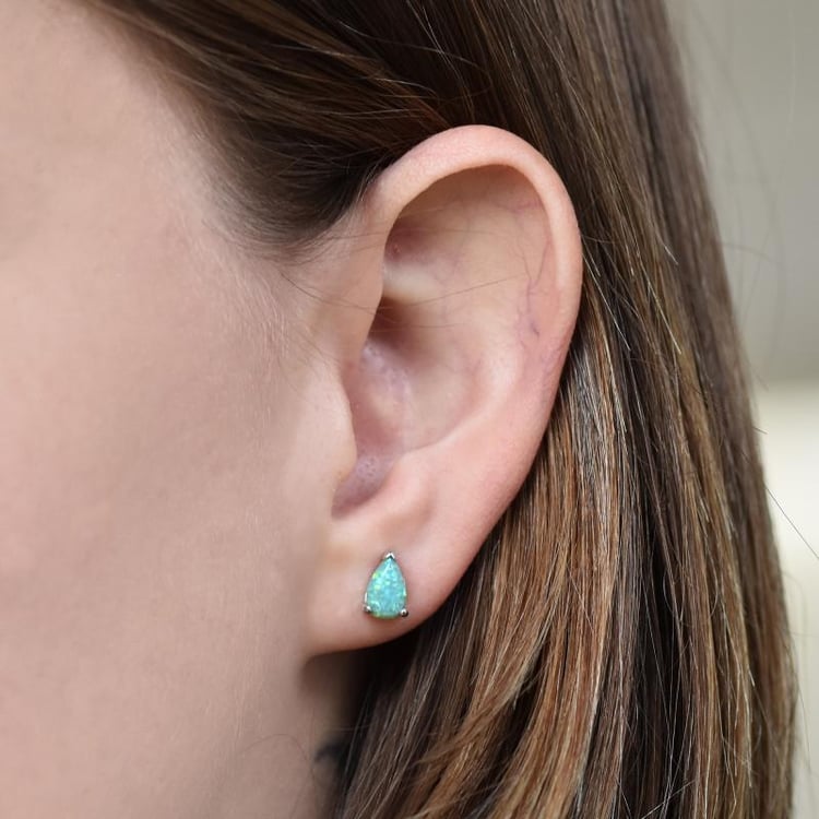 Grün Opal Ohrringe auf dem Ohr 7150