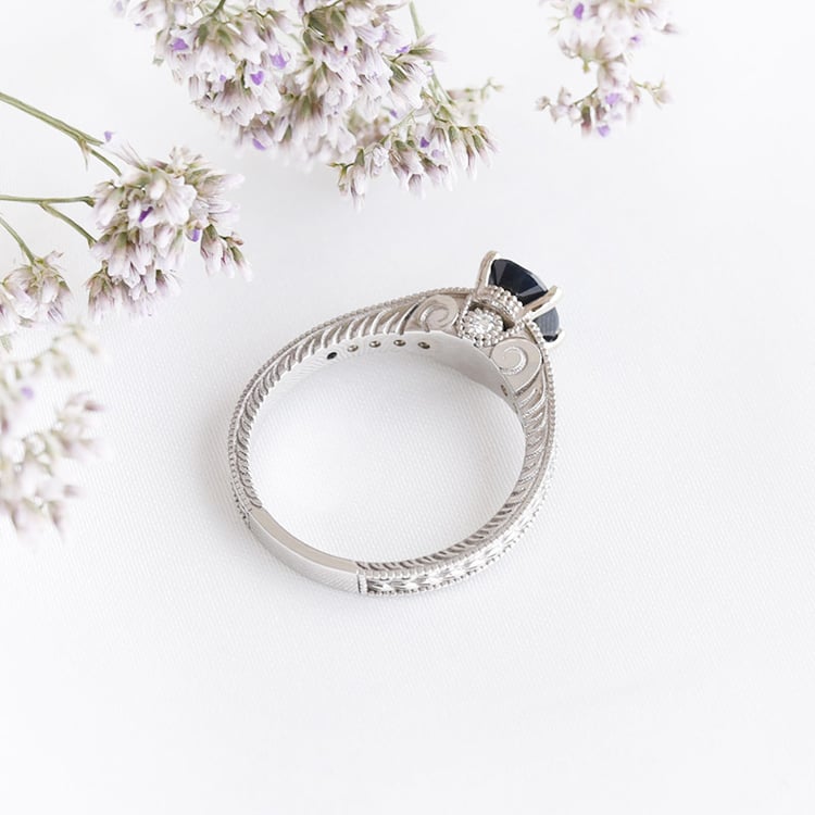 Goldener Vintage-Ring mit schwarzem Saphir und Diamanten Kassia 89187