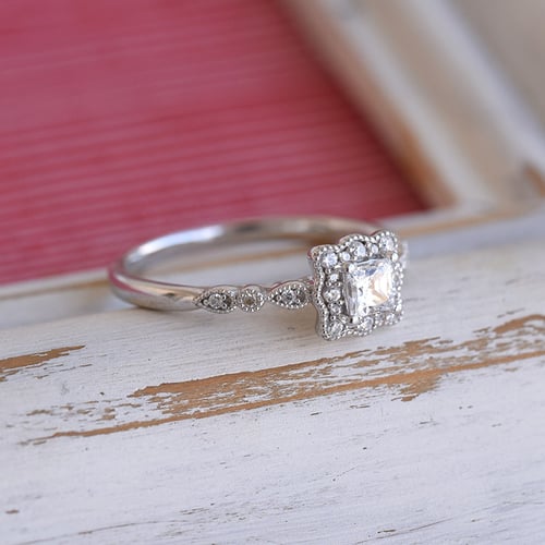 Vintage-Ring mit glänzenden Diamanten Venera