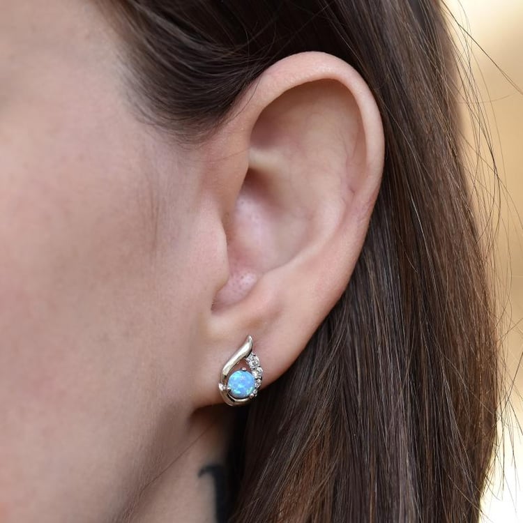 Ohrringe mit blauen Opalen auf dem Ohr 14662