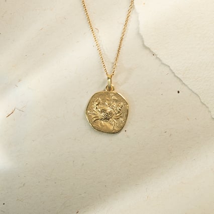 Goldanhänger mit Symbolen des Tierkreiszeichens Krebs