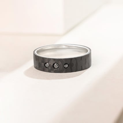 Flacher Ring aus Carbon und Gold mit schwarzen Diamanten Walker