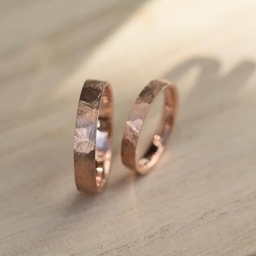 Moderne Eheringe aus Gold Laqen