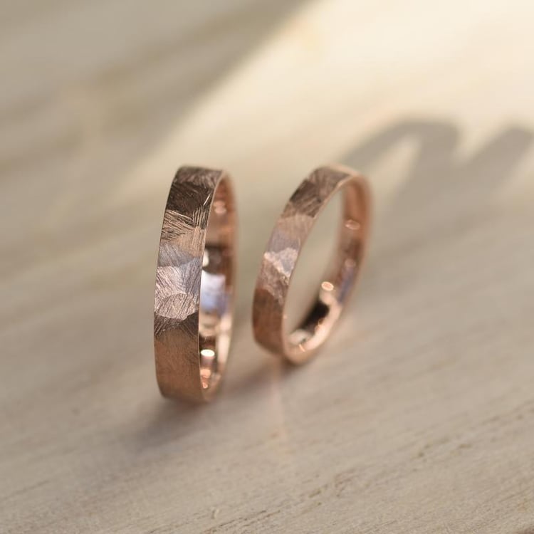 Moderne Eheringe aus Gold Laqen 48280