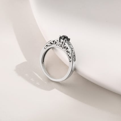 Vintage Verlobungsring mit schwarzem Diamant Lerien