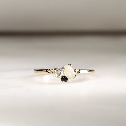 Cluster-Ring mit Opal, Saphir, Mondstein und Diamanten Elsa