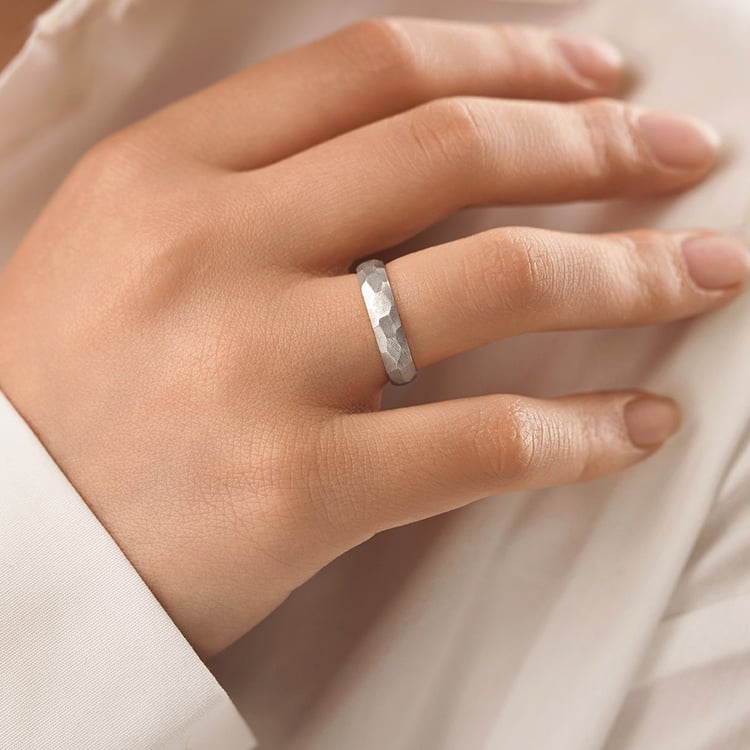 Matte gehämmerte Trauringe aus Platin Zvezda 157863