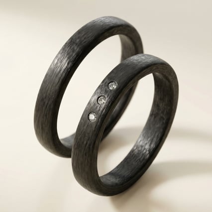 Flache Eheringe aus Carbon mit Diamant Dammu