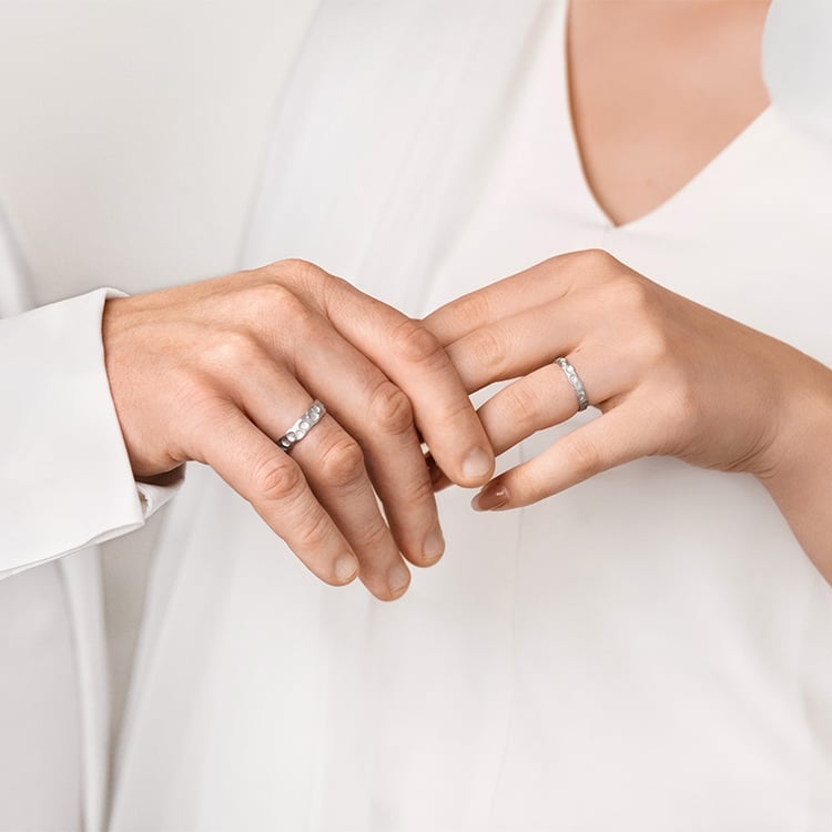 Goldene Eheringe mit atypischer Oberfläche Iris 155649