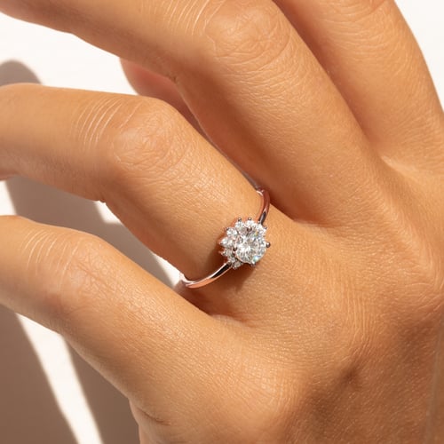 Halber Halo Ring mit Diamanten Sonnie