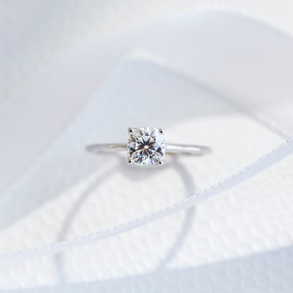 Verlobungsring mit einem Moissaniten in Kissenform mit Auswahl der Größe Macey