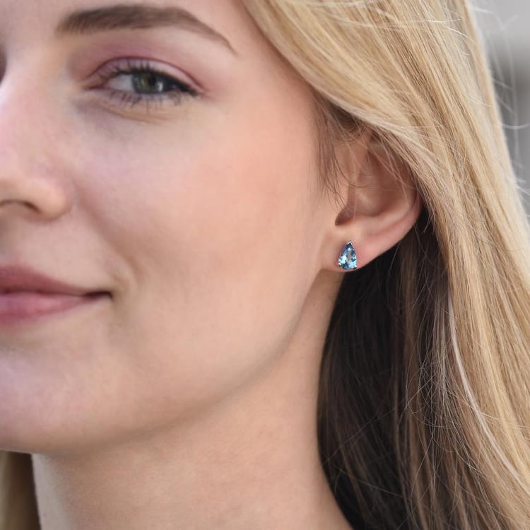 Topas Ohrstecker auf dem Ohr 13960