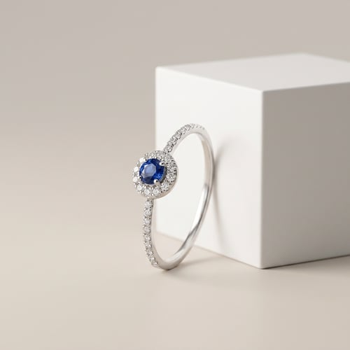 Silber Halo-Ring mit blauem Saphir und Lab Grown Diamanten Lys
