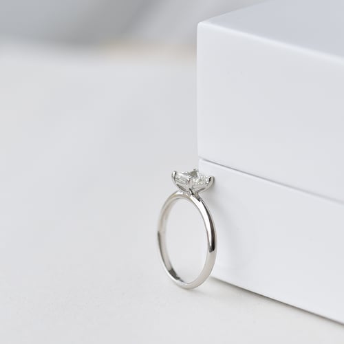 Verlobungsring mit Princess Diamanten Nangai