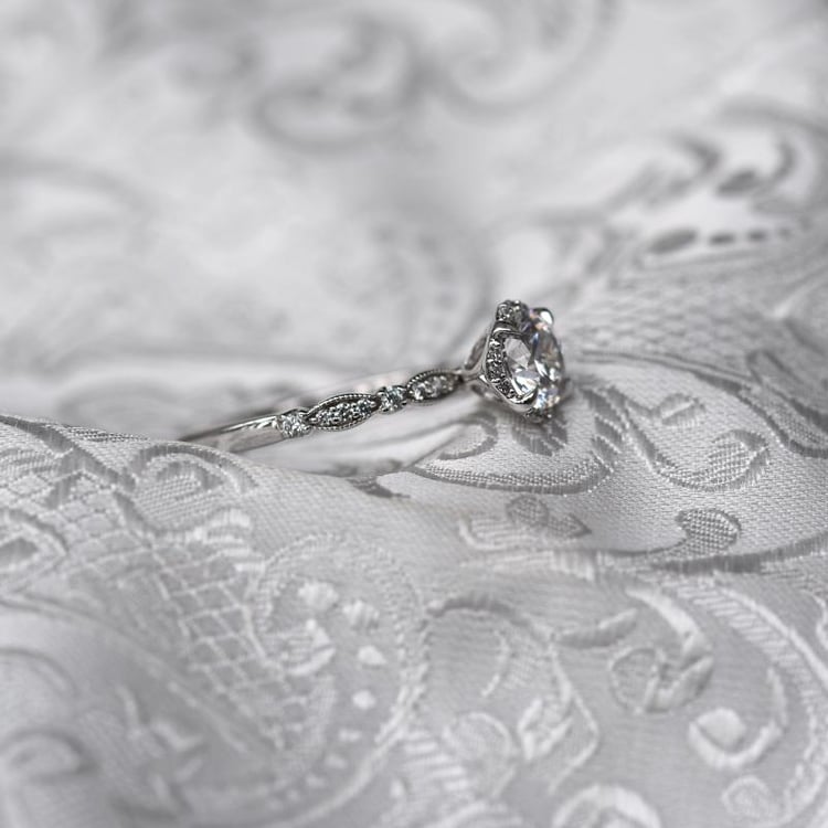 Goldener Verlobungsring im Halostil 48183